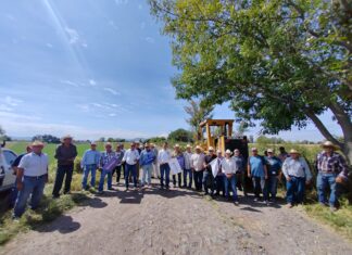 Se continúa con los trabajos de rehabilitación de los caminos saca cosechas en Salvatierra.