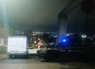 Localizan el cuerpo de un hombre sin vida, envuelto en bolsas plásticas en la colonia Joyas de Castilla, en León; presentaba visibles huellas de violencia y lesiones de arma de fuego.