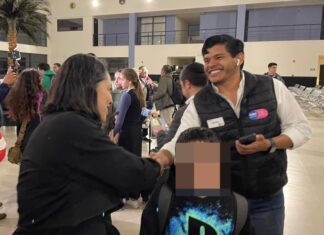 Reciben en el aeropuerto Felipe Angeles a familia de Irapuato que había quedado varada en Israel.