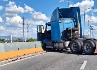 Trailero evita accidente mayor y estuvo apunto de caer de un puente en León; no se registraron lesionados.