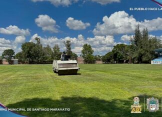 Se realizaron los trabajos de mantenimiento y nivelación al empastado de la Deportiva de La Cruz, en Santiago Maravatio.