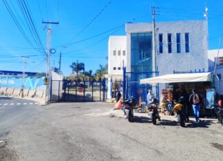 Policía de León se auto lesiona con su arma de cargo en una pierna al manipularla; el elemento se reporta estable.