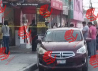 Asesinan a balazos a funcionario municipal de Valle de Santiago; se trasladaba en silla de ruedas, fue atacado al interior de una tienda en la colonia Emiliano Zapata.