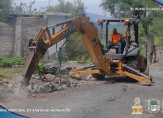 Autoridades municipales de Santiago Maravatio iniciaron los trabajos de nivelación de la Plazuela, Borrado de Sequía y del camino de acceso a la comunidad de La Pila.