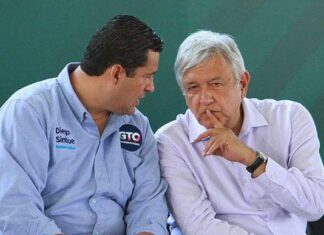 AMLO reveló que hace dos años recomendó a Diego Sinhue remover al fiscal Carlos Zamarripa.