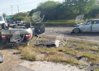 Choque entre dos vehículos en el Boulevard Leovino Zavala en URIANGATO, dejo un saldo de un muerto y seis heridos.