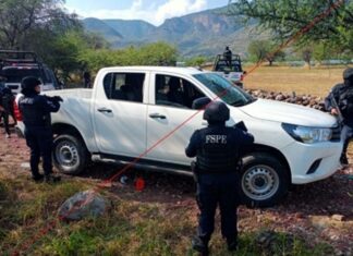 Aseguran una camioneta, armas de grueso calibre y equipo táctico en Penjamo.