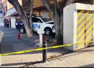 Choca patrulla de policía en Leon, en la colonia San Juan de Dios; hay dos elementos lesionados.