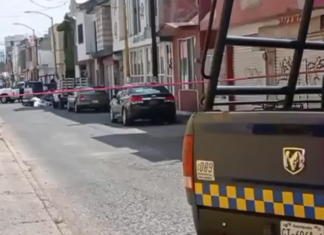 Dos jóvenes que viajaban en una motocicleta fueron asesinados a balazos en plena zona centro de Jaral del Progreso.