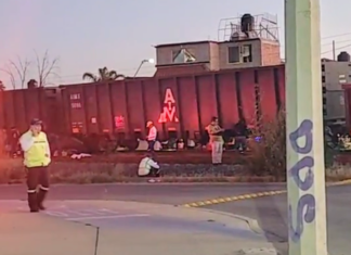 Dos personas perdieron la vida después de que el vehículo donde viajaban fue impactado por el tren en el cruce de la calle Pluripartidista con la vias del ferrocarril.