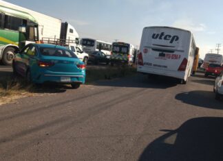 Un hombre muerto y cuantiosos daños materiales dejo un choque entre un tráiler y una camioneta, ambas unidades se incendiaron.