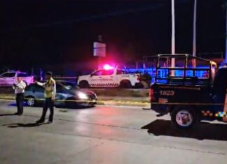 Localizan un auto abandonado con. Impactos de arma de fuego en el Boulevard Solidaridad en Irapuato.