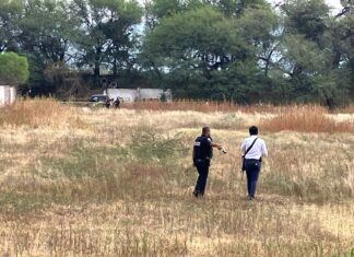 Un hombre y un menor de edad fueron asesinados a balazos al interior de la camioneta en la que viajaban en la colonia Echa este, en León.