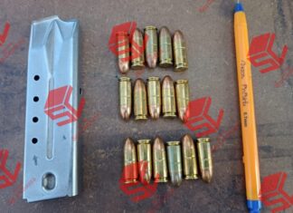 Autoridades de seguridad pública detuvieron a tres personas en posesión de drogas y cartuchos útiles en León.