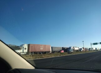 Volcadura dejo un saldo de una persona herida y daños materiales en la carretera Querétaro-Salamanca.