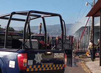 Se registra fuerte incendio en una mueblería en la carretera que conduce a Celaya; solo hubo pérdidas materiales.