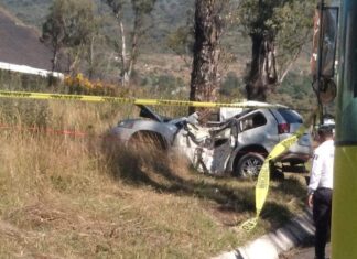 Muere hombre al chocar su vehículo contra un árbol