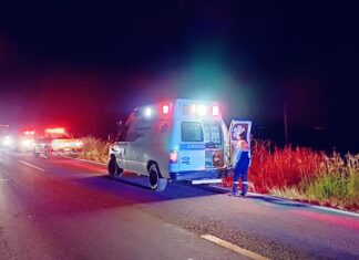 Tres jóvenes que viajaban en un vehículo sobre la carretera San Francisco del Rincón- Manuel Doblado; fueron atacados a balazos, dos de ellos murieron en el lugar, uno más resultó gravemente herido.