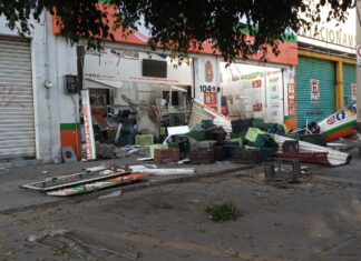 El incendio de una carnicería en Celaya, provocó un accidente con un lesionado y cuantiosos daños materiales.