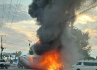 Considerables daños materiales en un choque entre dos vehículos; ambas unidades se incendiaron.