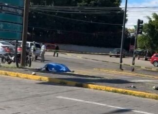 Muere motociclista tras derrapar en la Av. Manuel J. Clouthier, frente al acceso de la colonia Las Reynas.