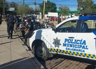 Dos personas que viajaban en una motocicleta fueron atacados a balazos en la Avenida Morelos en Salamanca.