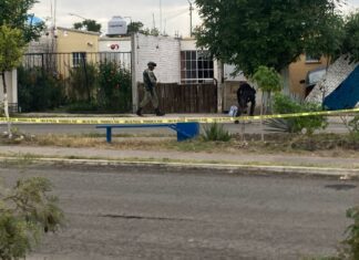 Una pareja fue atacada a balazos al interior de su domicilio en la colonia Villas del Bajío, en Celaya.