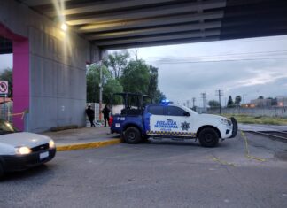 Una.pareja que viajaba en moto falleció después de caer de un puente vehicular en Celaya