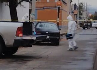 Asesinan a balazos a una mujer al interior del vehículo en el que viajaba en la colonia San Miguel, en León; la tarde de este miércoles.