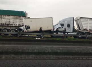 Choque múltiple entre tres tractocamiones y una camioneta de tres toneladas, dejo un saldo de un lesionado grave.