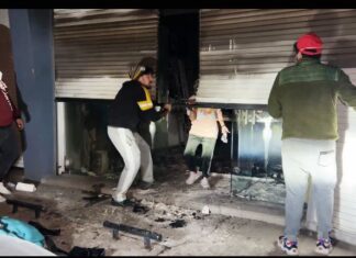 Sujetos abordo de una motocicleta incendiaron el local de venta de vestidos del afamado Carlos Zermeño, en León.