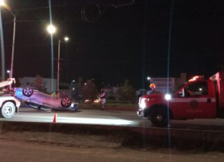 Volcadura en el Eje Norponiente en Celaya, dejo un saldo de cuantiosos daños materiales.