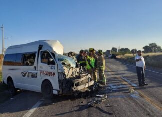 Dos muertos y tres heridos en un choque entre una camioneta de transporte de personal y un tractocamión en Silao.
