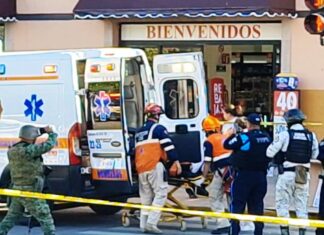Tres personas, dos mujeres y un hombre, fueron agredidos a balazos al interior de un establecimiento en la zona centro de Irapuato.