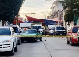 Sujetos desconocidos agredieron a balazos a los tripulantes de un taxi en León; hay dos muertos y tres heridos.