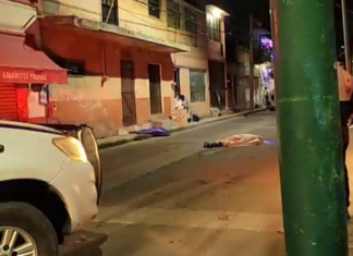 Un joven que conducia una motocicleta falleció después de caer, se atoro en un lazo atravesado en la calle Matamoros, en Salamanca