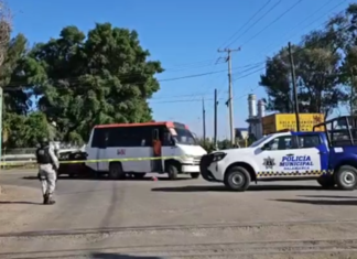 Tres hombres que viajaban en una camioneta fueron atacados a balazos; uno murió en el lugar de los hechos, los otros dos fueron trasladados graves, en Salamanca.