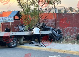 Volcadura en León dejo un saldo de cinco muertos; el conductor fue trasladado para su atención médica.