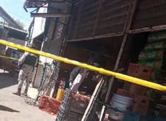 Comerciantes de la Central de abastos detuvieron a presunto extorsionador; lo golpearon y entregaron a las autoridades.