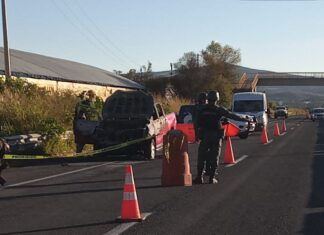 Encuentran el cuerpo calcinado de una persona en una camioneta incendiada, en la carretera Salvatierra- Celaya.