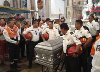 Familiares, amigos y compañeros dan el último adiós al Bombero Felipe Jiménez Sánchez.