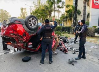 Policía de León detuvo a dos delincuentes después de una persecución; habían robado un vehículo en Silao.