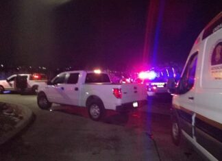 Conductor muere prensado al volcar su vehículo en Cuitzeo