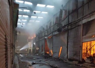Un incendio se registró en la plaza TextiCuitzeo, en los límites entre Michoacán y Guanajuato.