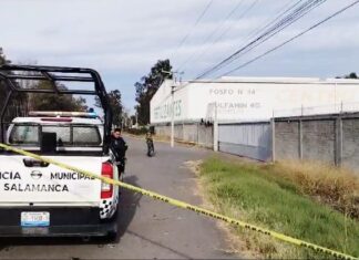 El cuerpo de una mujer con huellas de violencia e impactos de arma de fuego, fue localizado a un costado de la carretera 45 Celaya Salamanca