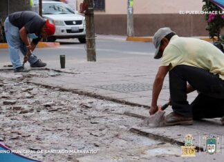 Continúan las labores de retiro de adoquín en mal estado, del jardín principal de Santiago Maravatio.