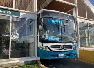 Cinco pasajeros lesionados, saldo de un accidente de un camión de la ruta auxiliar 3, de transporte público en León.