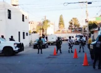 Moto sicarios asesinan a tres personas en un domicilio de la colonia Jardines de San Miguel, en León.