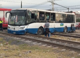 Autobús de pasajeros es embestido por el tren en Celaya; hay seis heridos.
