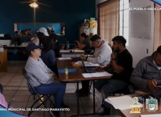 Atendiendo a familias de Santiago Maravatio para ser beneficiados por la convocatoria ‘Beca Juventudes’ de JuventudesGTO y Gobierno Municipal.